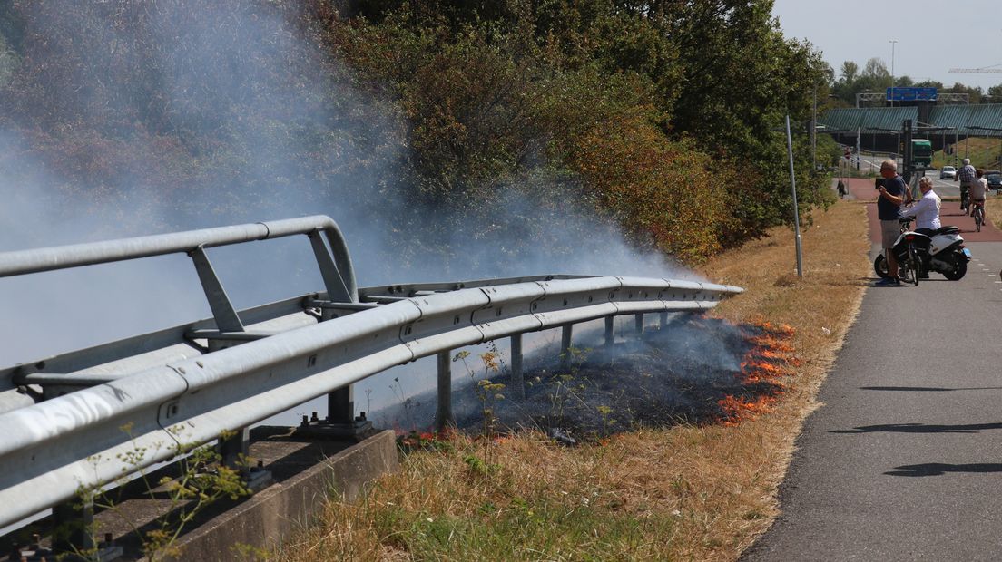 De bermbrand verspeidde zich snel.