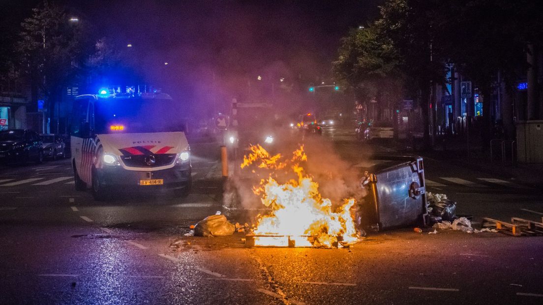 Op de kruising van de Hoefkade en de Vaillantlaan werd afval in brand gestoken