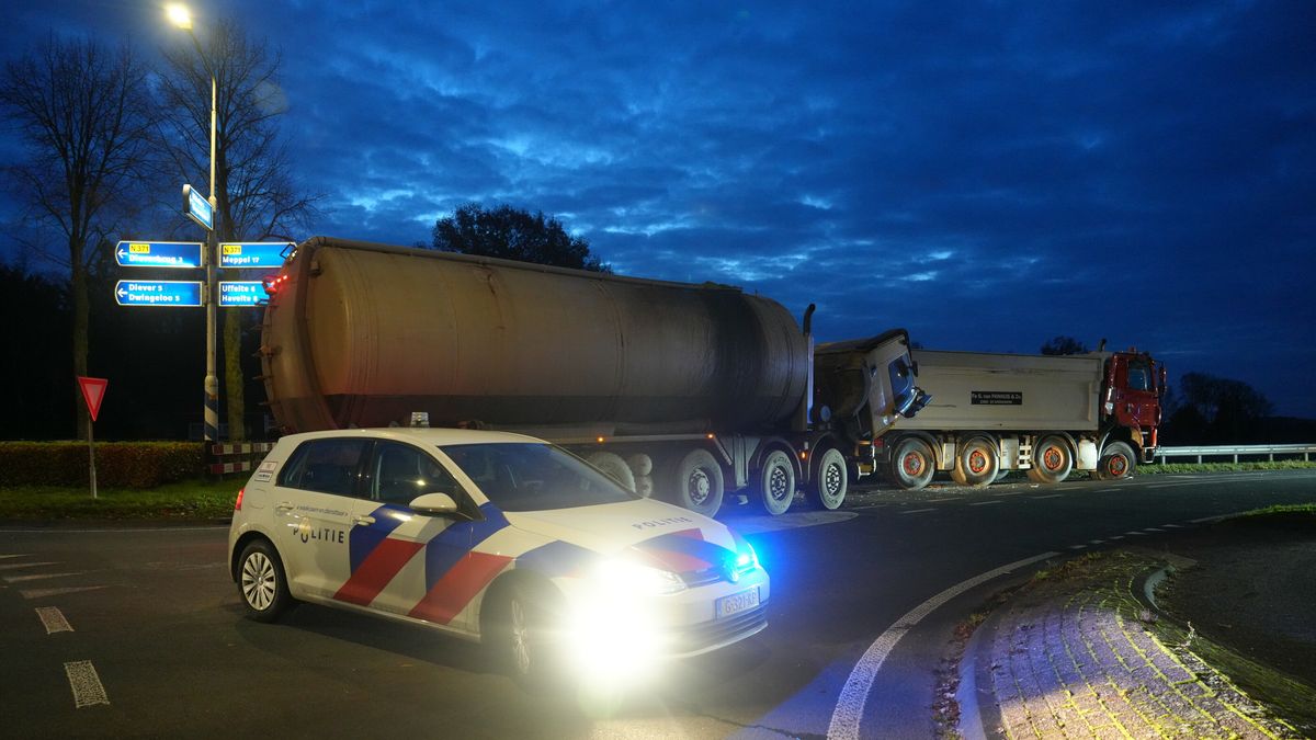 File op N371 door botsing vrachtwagens