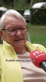 Ouderen genieten van camping