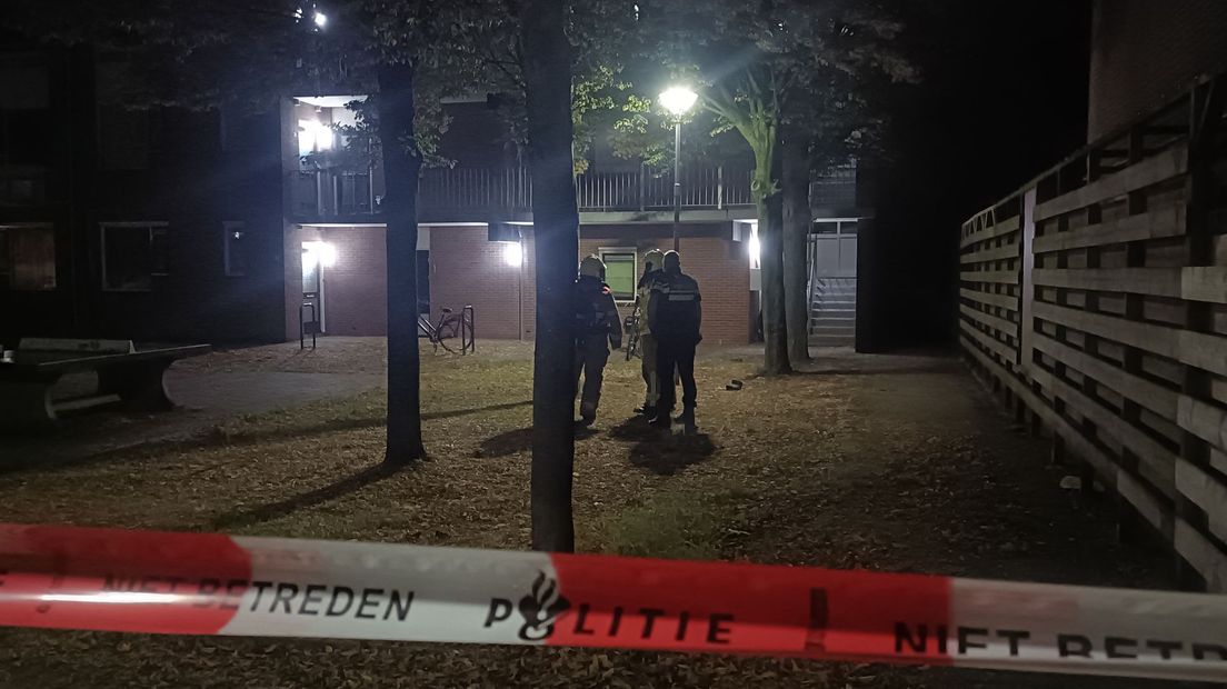 Hulpverleners bij het gebouw.