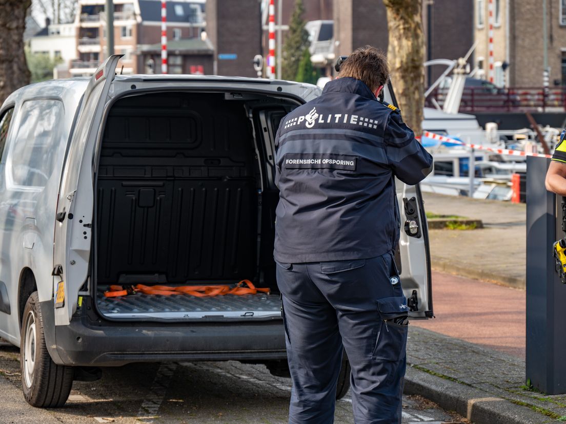 Busje met goudtransport staat leeg geparkeerd aan de Nieuwe Haven in Schiedam