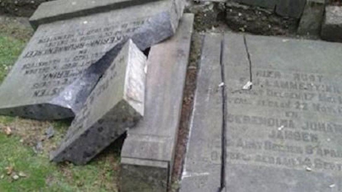 Graven vernield op begraafplaats Delden