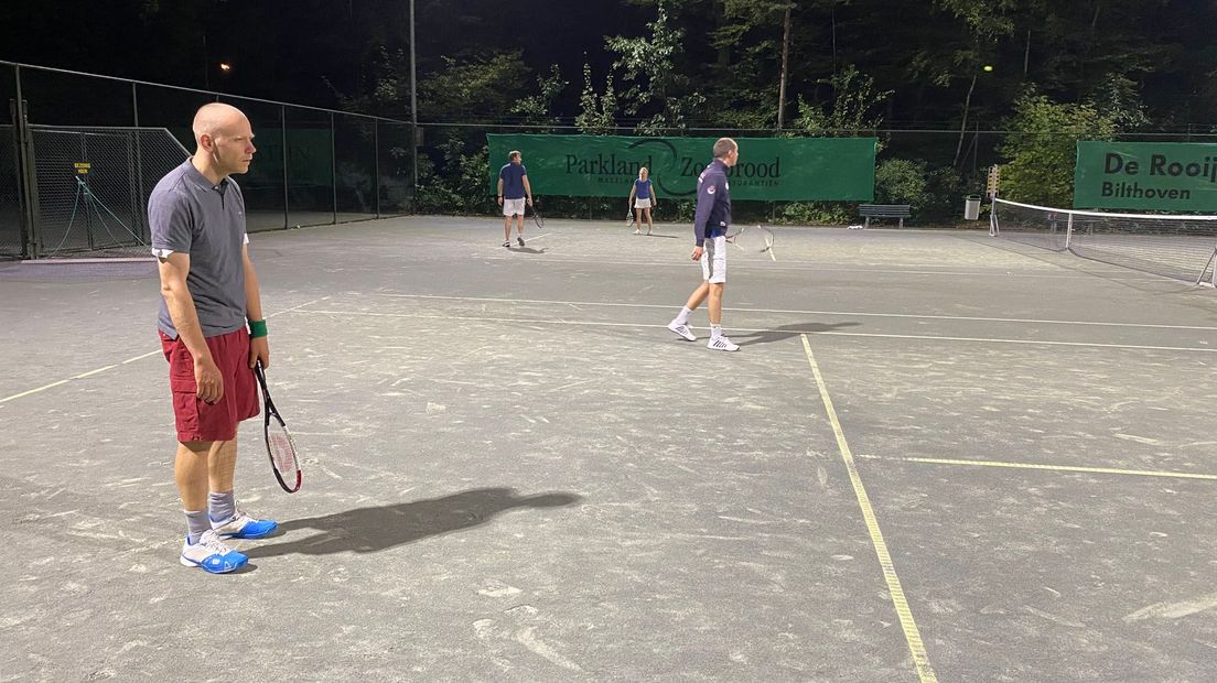 Immanuel van IJzerlooij op de baan bij Tennisvereniging Bosch en Duin