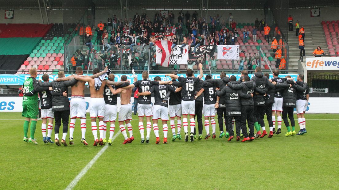 De spelers van FC Emmen vieren het behalen van de finale van de play-offs met de supporters (Rechten: Gerrit Rijkens)