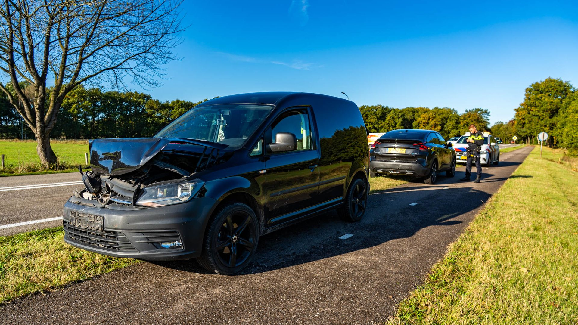 Drie voertuigen botsen • gewonden bij aanrijding.