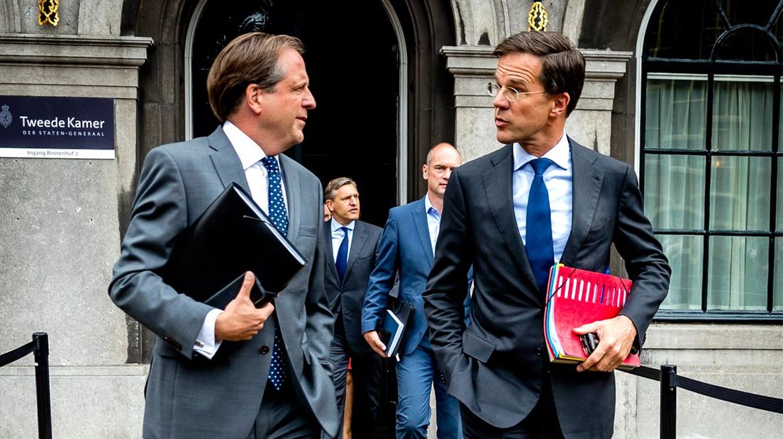 Pechtold en Rutte, met op de achtergrond Buma en Segers.