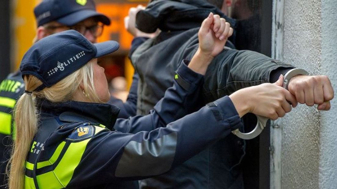 Een 57-jarige man uit Apeldoorn heeft maandagochtend een schot gelost in Kasteel Ter Horst in Loenen. Gewaarschuwde agenten wisten hem te ontwapenen, waarna hij is aangehouden. Niemand raakte gewond.