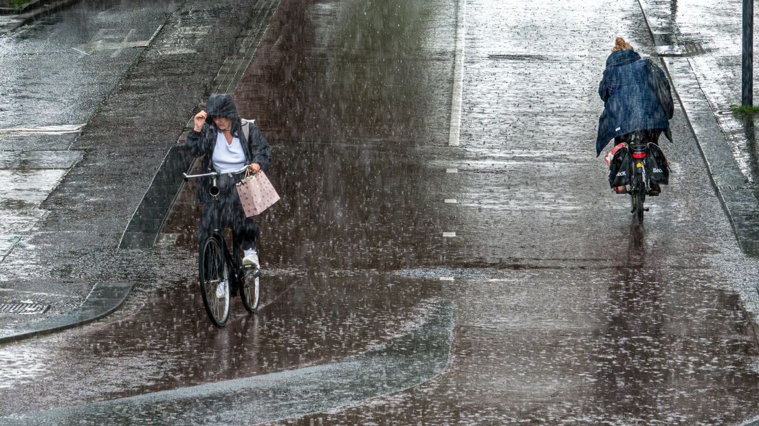 Fietsers trotseren noodweer.