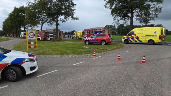 Dode en gewonde door zware aanrijding. Dode en gewonde door zware aanrijding.