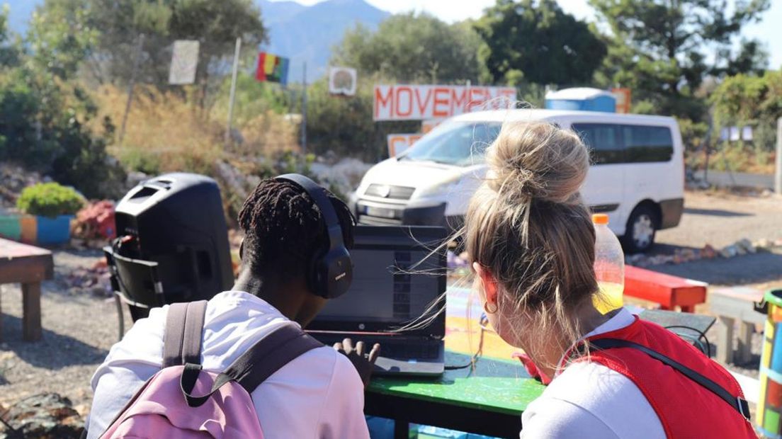 Aya Brinkhuis als vrijwilligster aan het werk op het Griekse eiland Samos