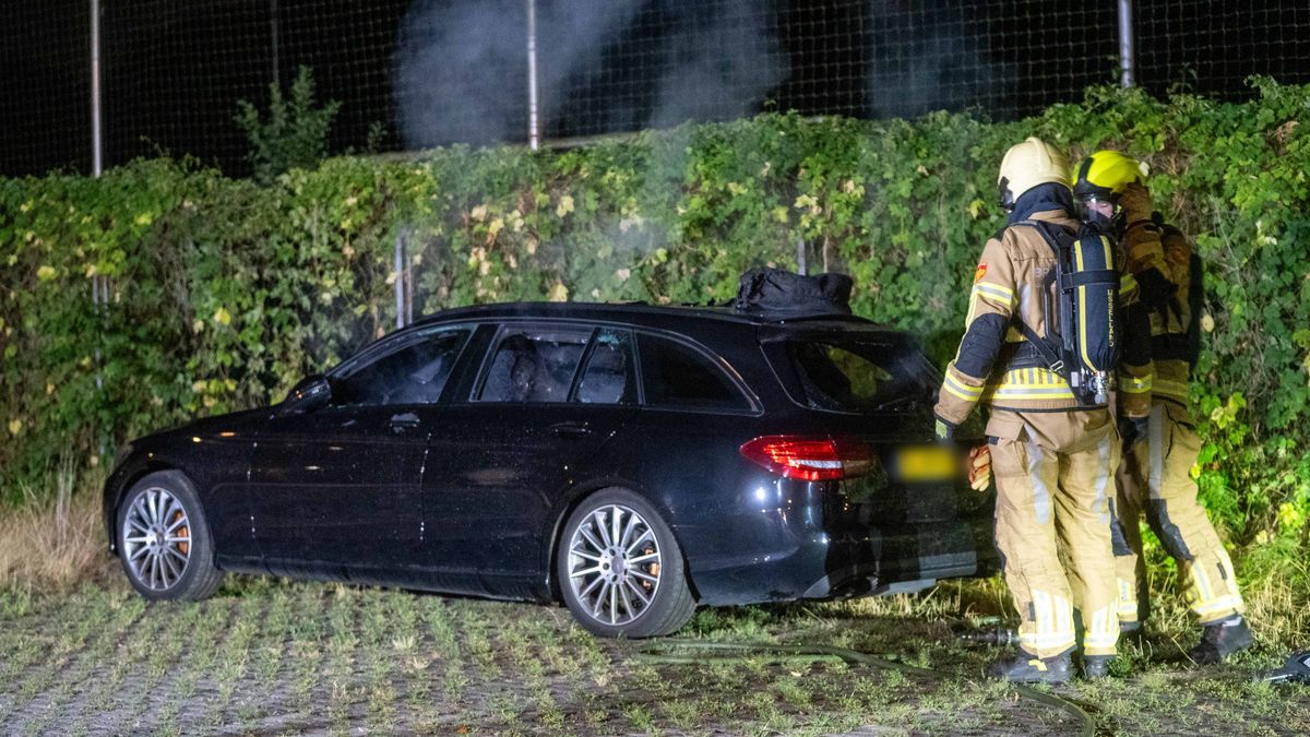 Auto van binnen uitgebrand op Sportpark Rielerenk in Deventer