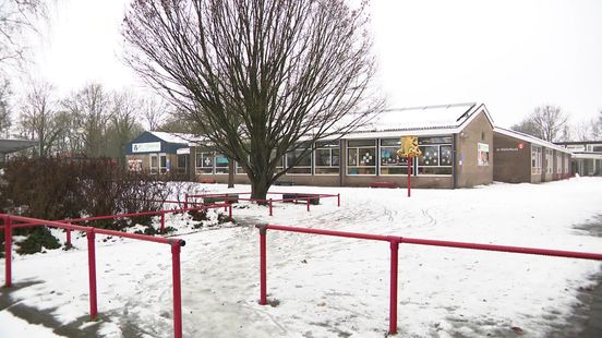 Gedeputeerde Schuinder reageert op schoolsluiting Ruinen door wolf