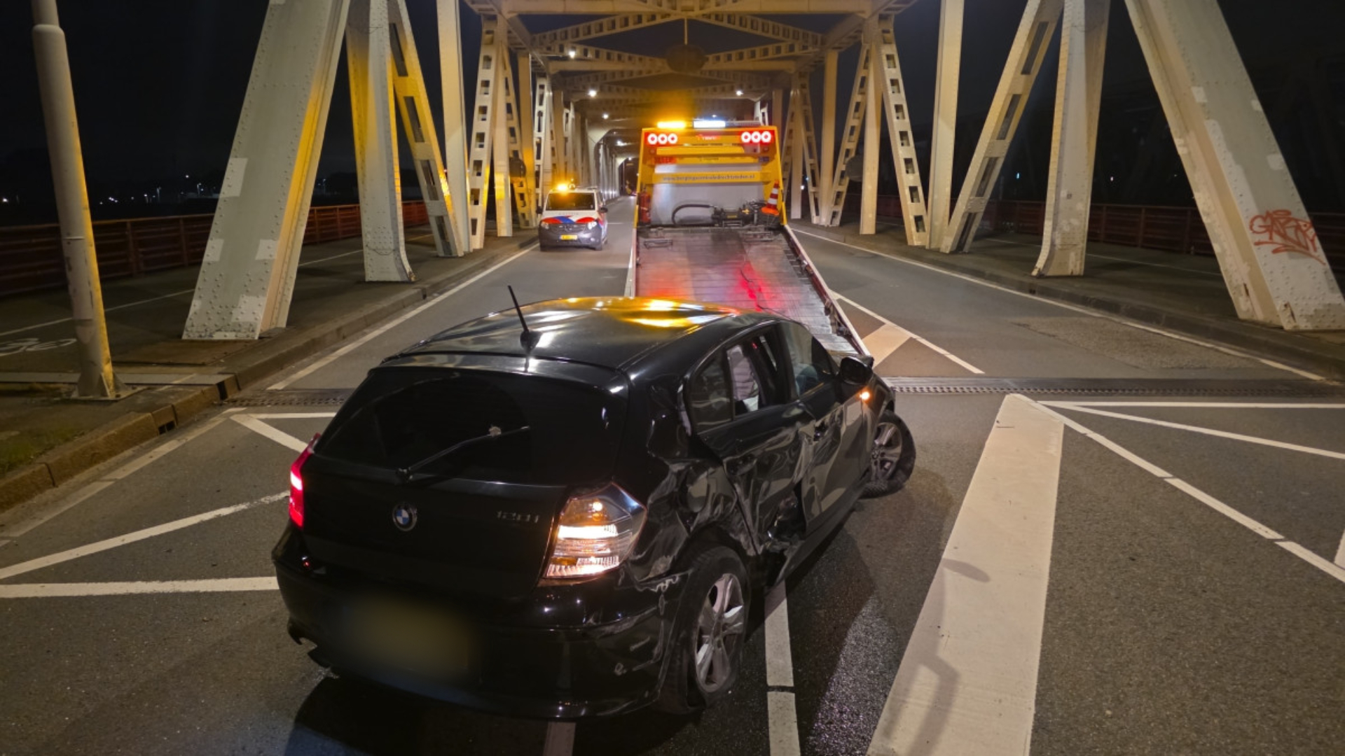 De auto raakte flink beschadigd.