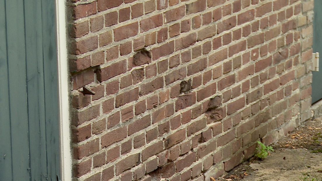 Kogelgaten in de muur van de schuur herinneren nog aan de Tweede Wereld Oorlog