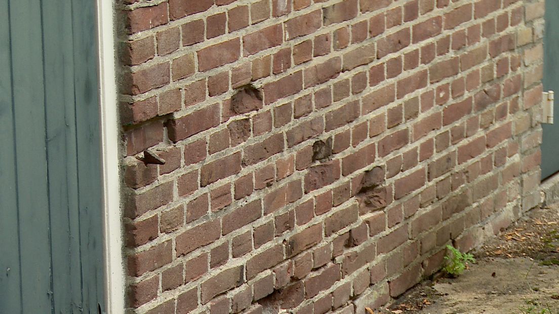 Kogelgaten in de muur van de schuur herinneren nog aan de Tweede Wereld Oorlog