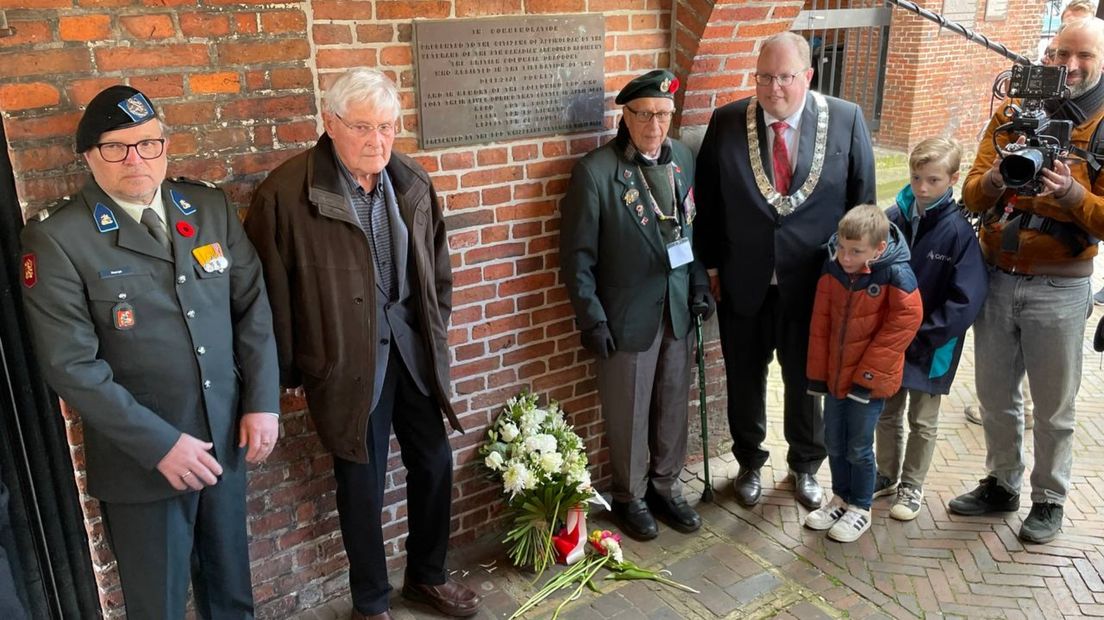 Veteraan Jim Parks bij de plaquette in Appingedam, naast hem burgemeester Ben Visser