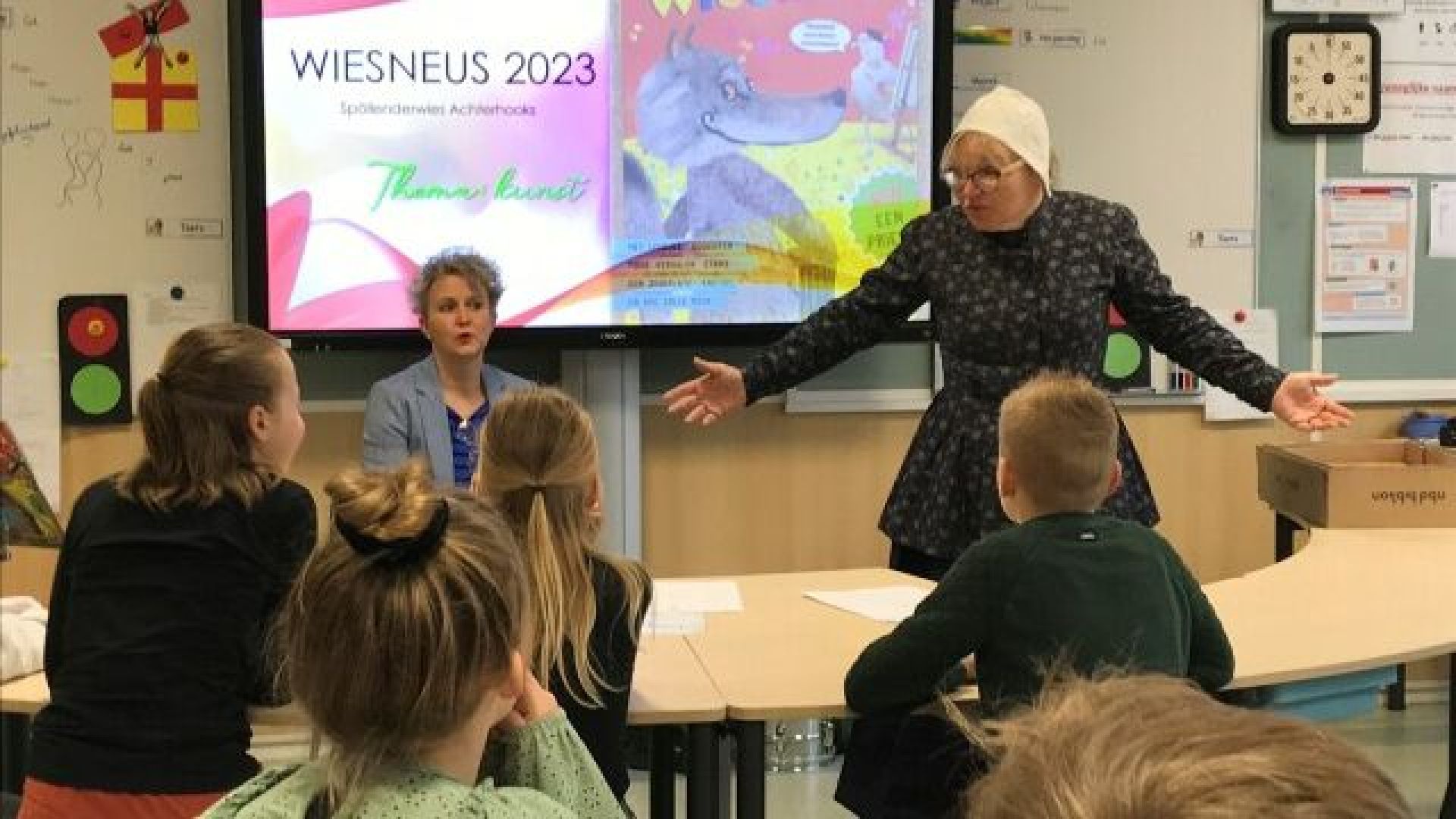 Theaterduo Fuchs en Vos luisterden de allereerste Wiesneus les van dit jaar in Harreveld op.