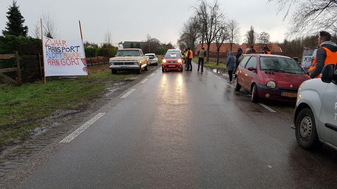 Inwoners van Gieterveen voeren actie tegen bouwverkeer op de Kopweg (Rechten: Robbert Oosting/RTV Drenthe)