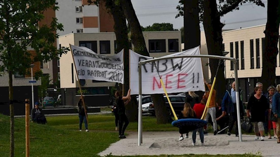 Protest van de bewoners tegen de komst van de clienten