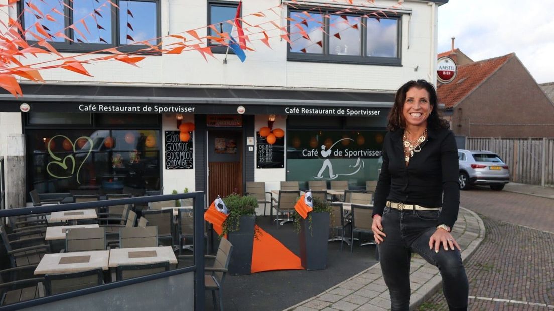 Monique Verschuure is helemaal klaar voor het WK in haar café