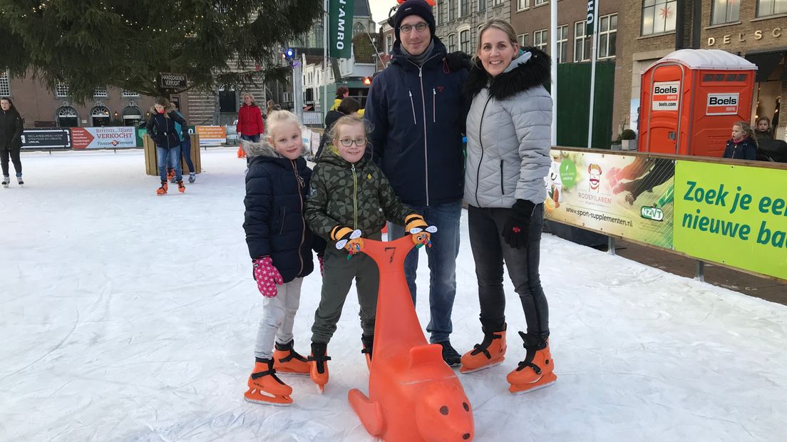 De familie Vernooij staat voor het eerst samen op het ijs