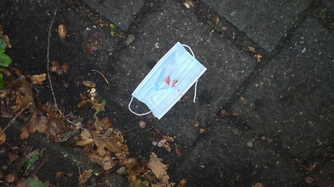 Een mondkapje (met vlek) op de grond in stad-Groninger wijk Selwerd