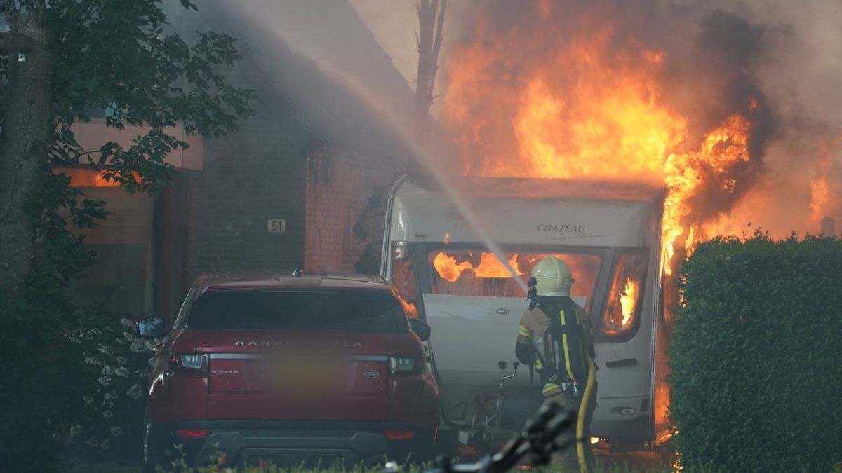 Rustige zondagavond abrupt verstoord door grote brand in Hasselt