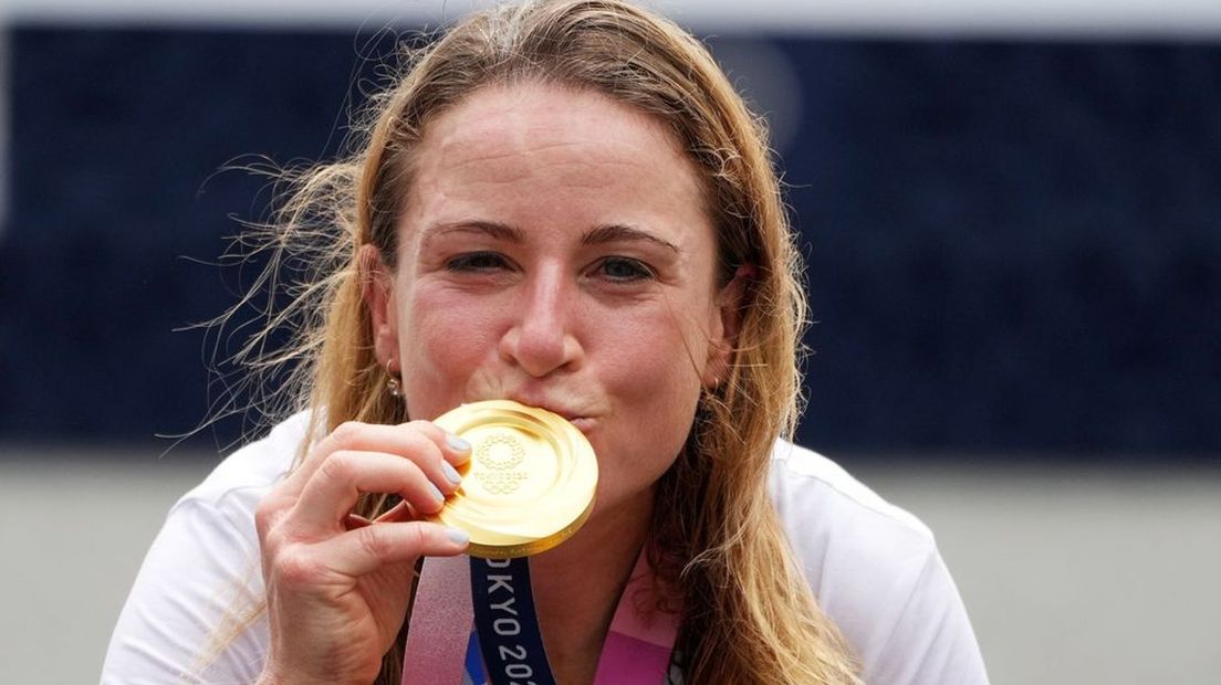 Annemiek van Vleuten met haar gouden olympische medaille