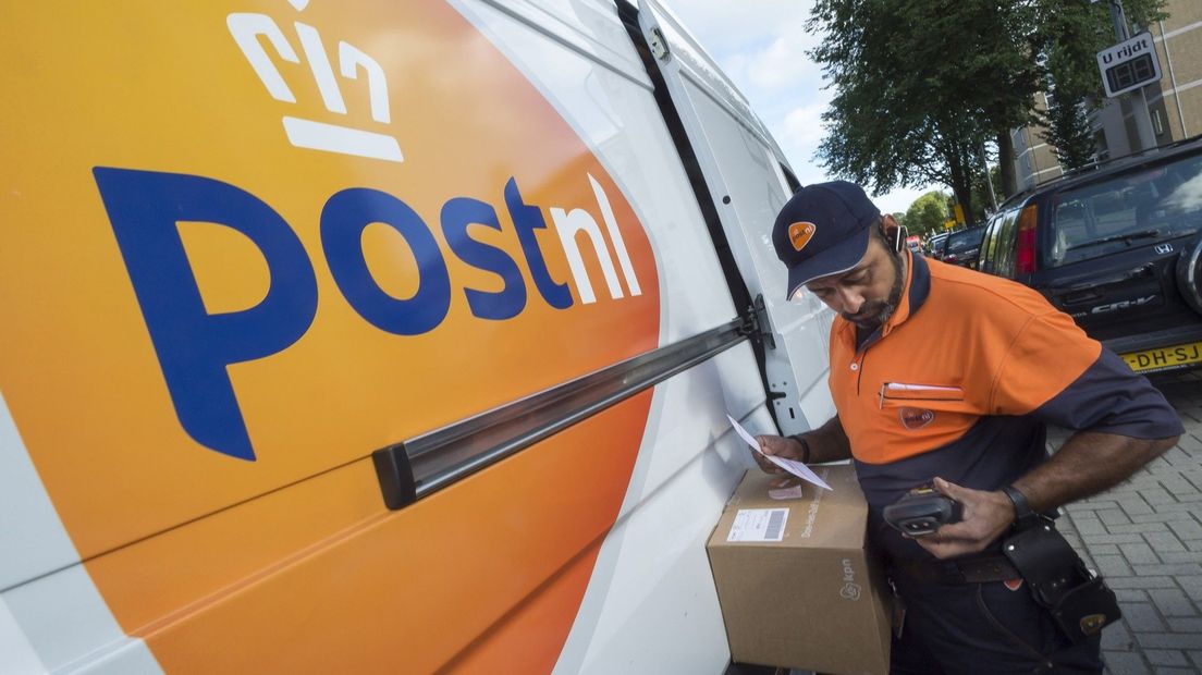 Een bezorger van PostNL