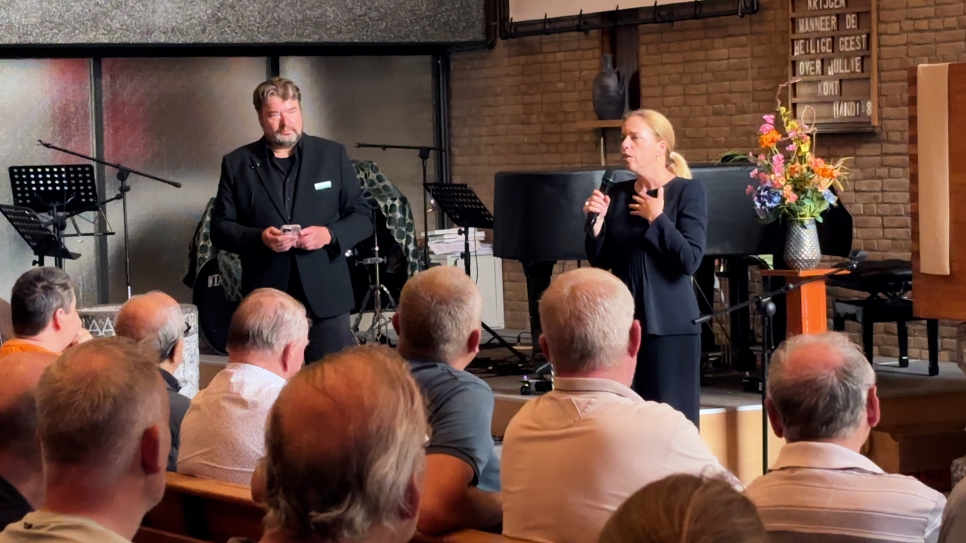 Burgemeester Schouten op de bijeenkomst ni de Pelgrimskerk in IJsselmonde
