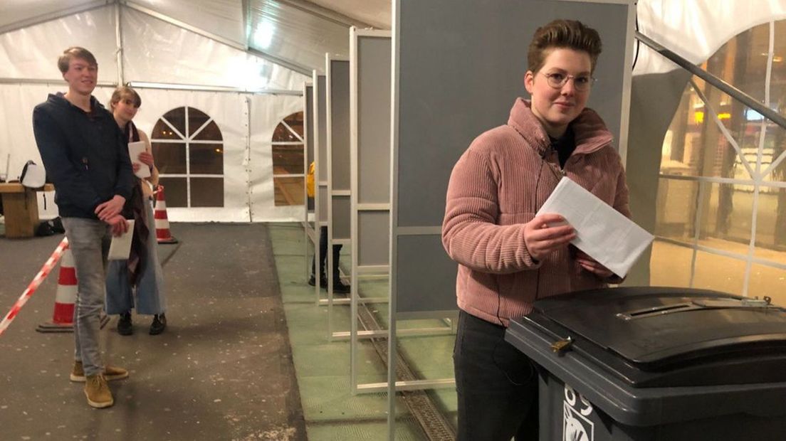 Student Maria heeft in Nijmegen als eerste gestemd.