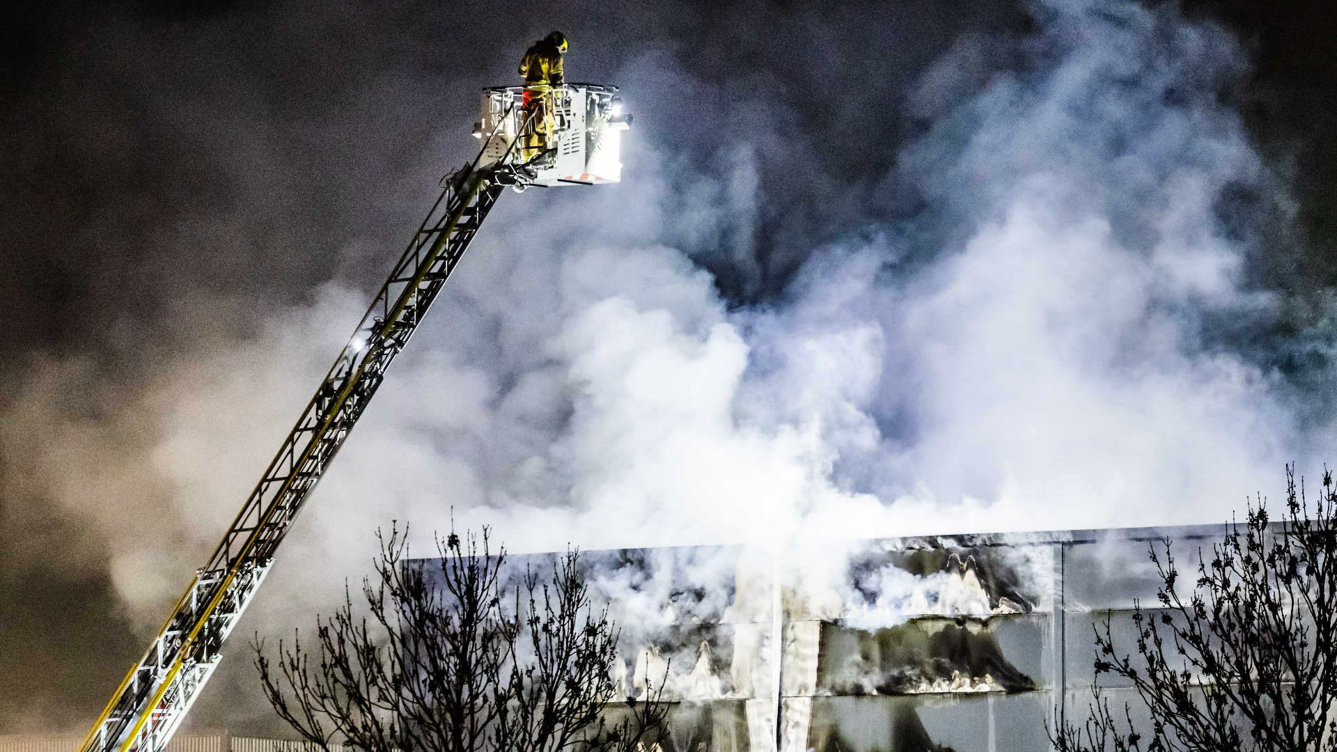 Bij de brand komt veel rook vrij.