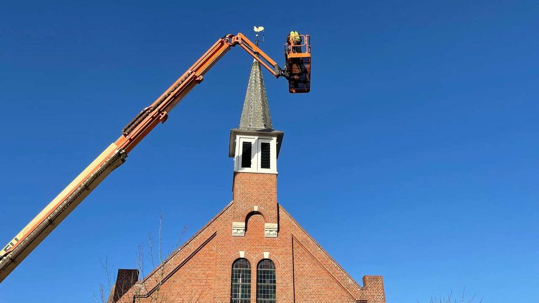 Instabiele haan van kerk Garrelsweer gehaald, 'voor we ongelukken