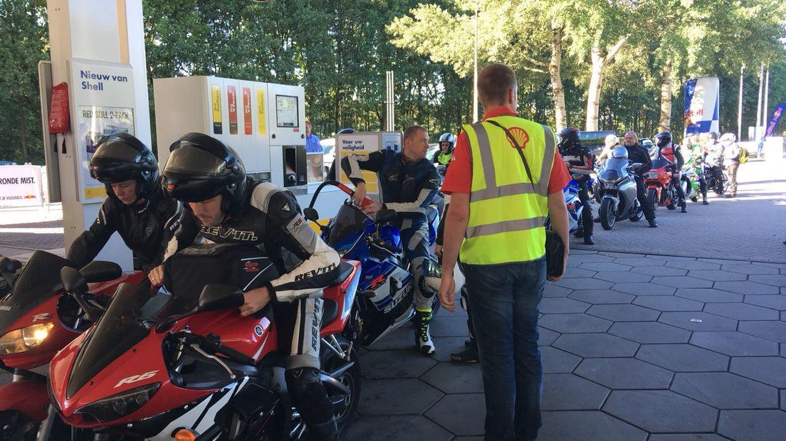 Drukte bij het tankstation (Rechten: Frits Emmelkamp)