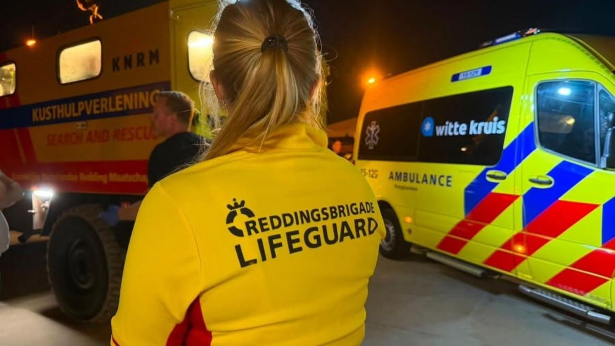 Zwemmer door hulpverleners uit zee gered en naar ziekenhuis gebracht