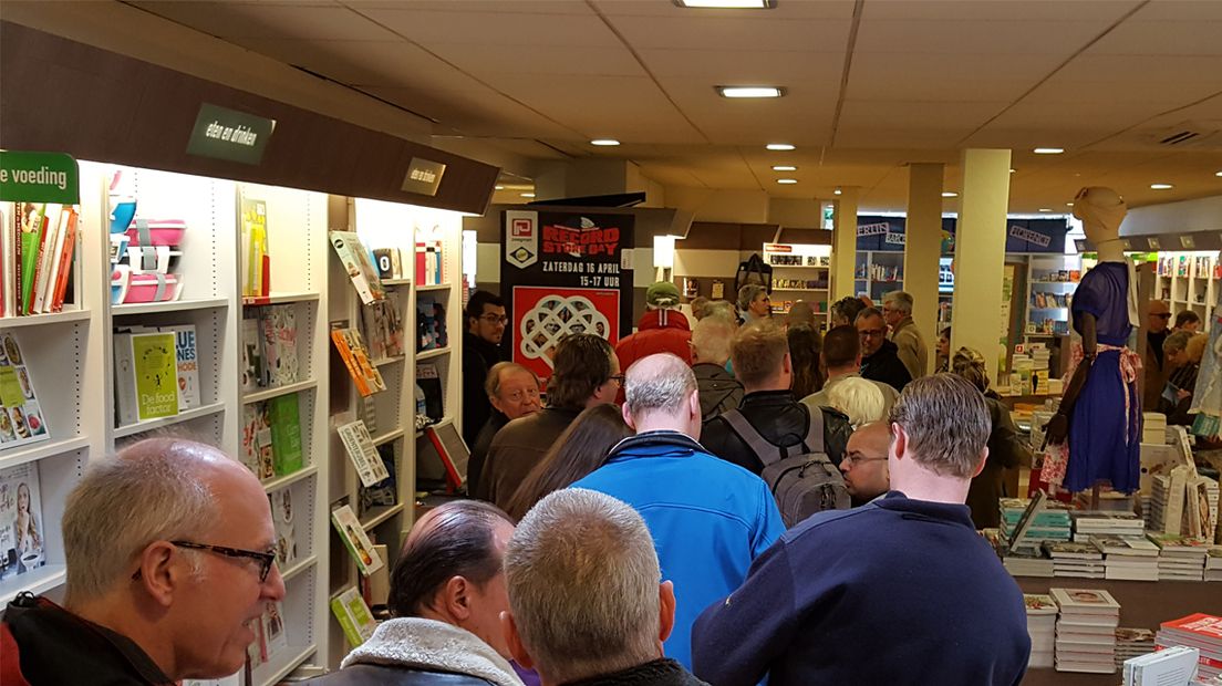 Kees van Kooten signeert speciale lp in overvolle Paagman in Den Haag
