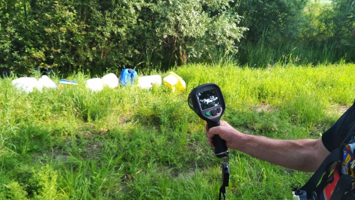 Jerrycans met chemicaliën gedumpt in Asenray