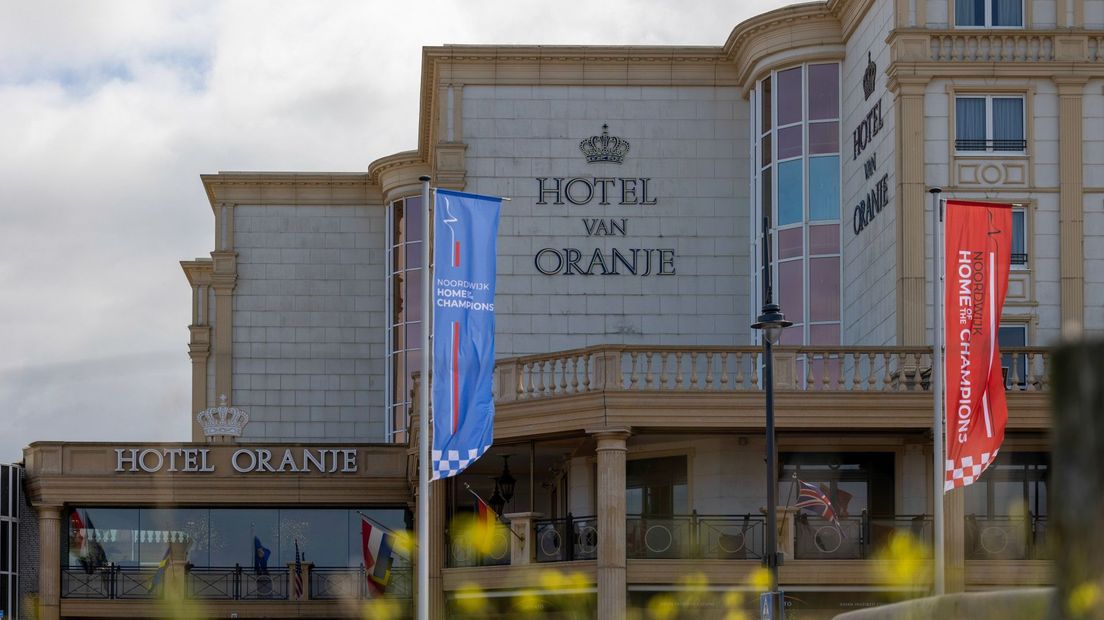Hotel van Oranje en Home of the Champions vlaggen