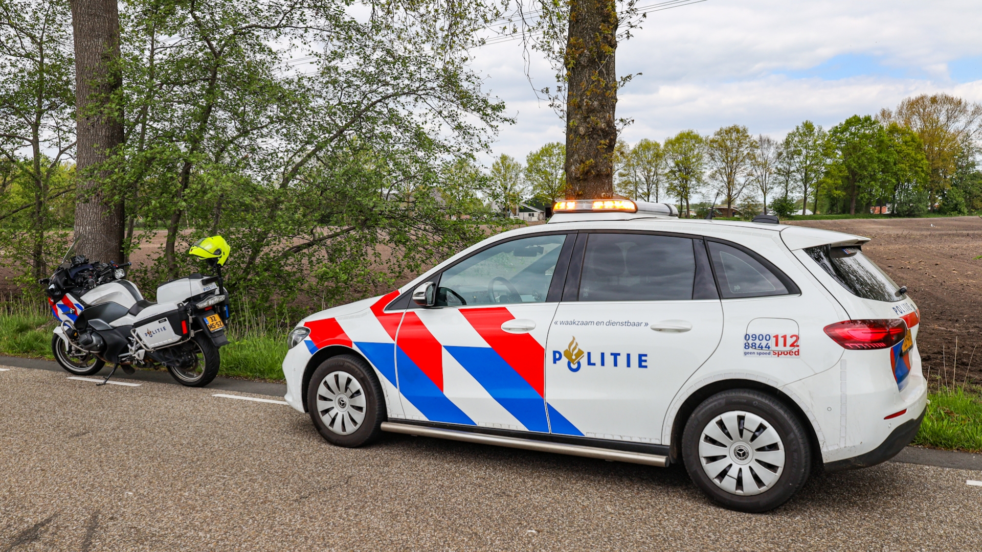 Eenzijdig ongeval bij Lucaswolde • Drie gewonden bij ongeval in Doezum.