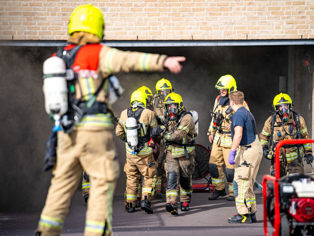 De brandweer bestrijdt het vuur met een blusrobot.