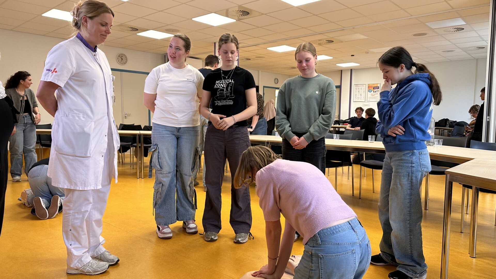 Reanimatiecursus voor middelbare scholieren; ook zij kunnen levens redden