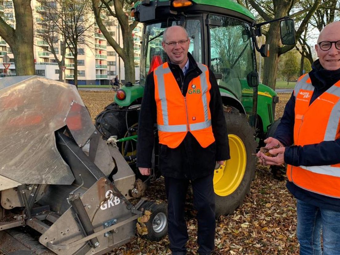 Henk Kraaijeveld en Ronald Loch bij de Mulchmachine