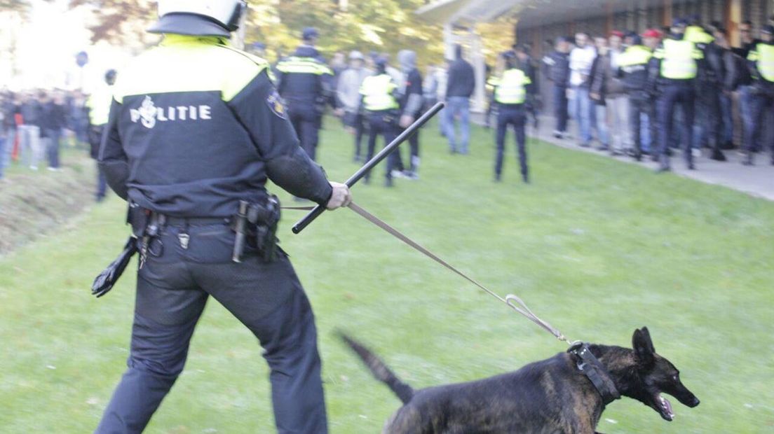 Politie zet honden in om agressie tijdens protest te beteugelen