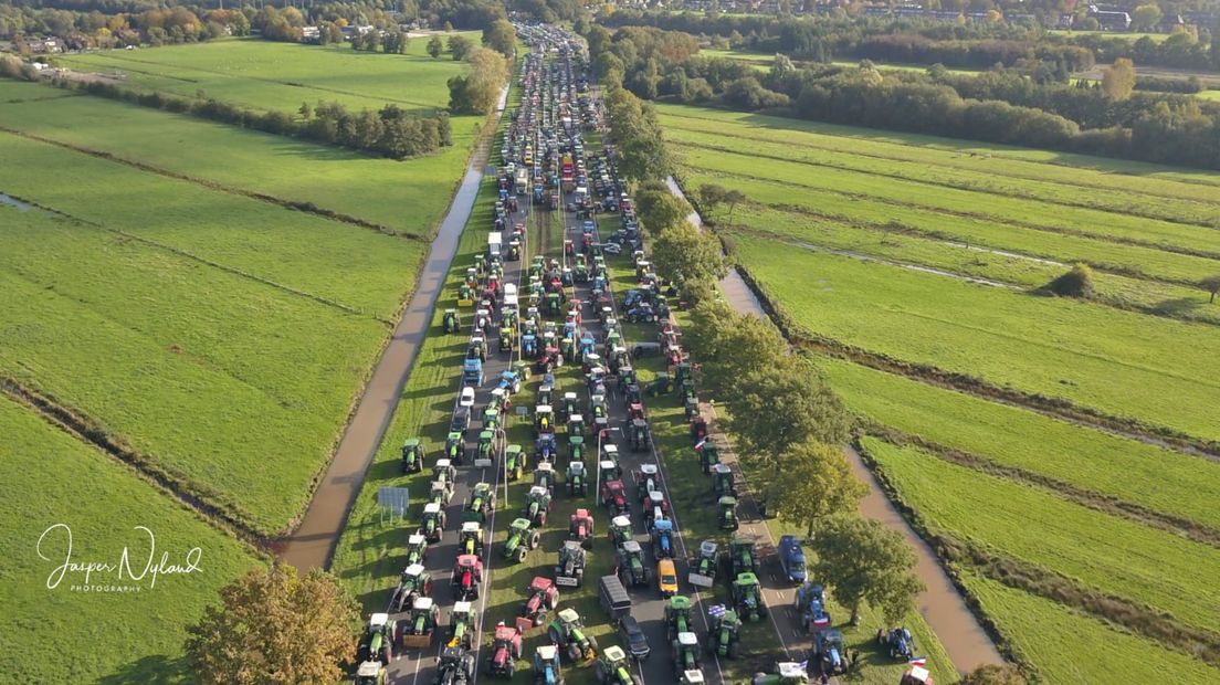 Duizenden boeren vertrokken woensdag op de trekker naar Den Haag om te protesteren tegen de stikstofmaatregelen. Die maken hen het werken naar eigen zeggen onmogelijk. Onderweg maakten ze een tussenstop in De Bilt bij het RIVM, verantwoordelijk voor de stikstofberekeningen. Hoe de dag verliep? Dat is terug te lezen in onderstaand liveblog.