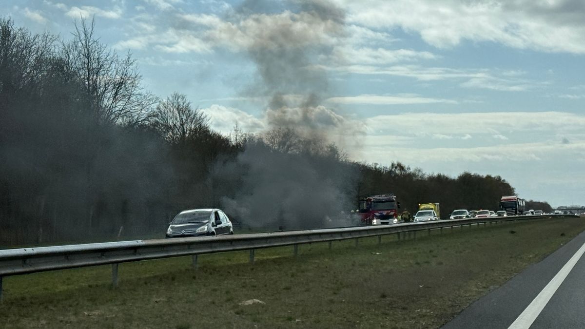 File op de A7 tussen Heerenveen en Drachten: auto in brand