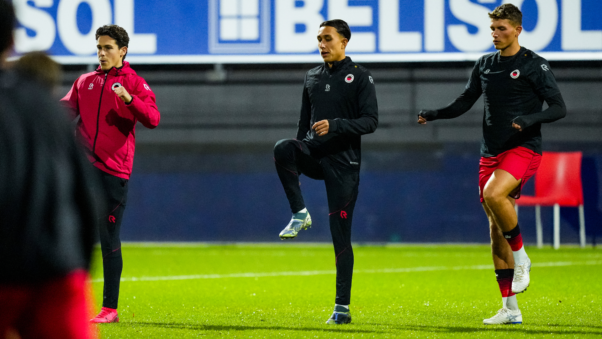 Milano Jonathans zit tegen Telstar voor het eerst bij de wedstrijdselectie van Excelsior.