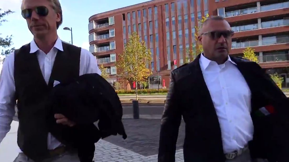 Klaas Otto (rechts) arriveert bij de rechtbank in Breda
