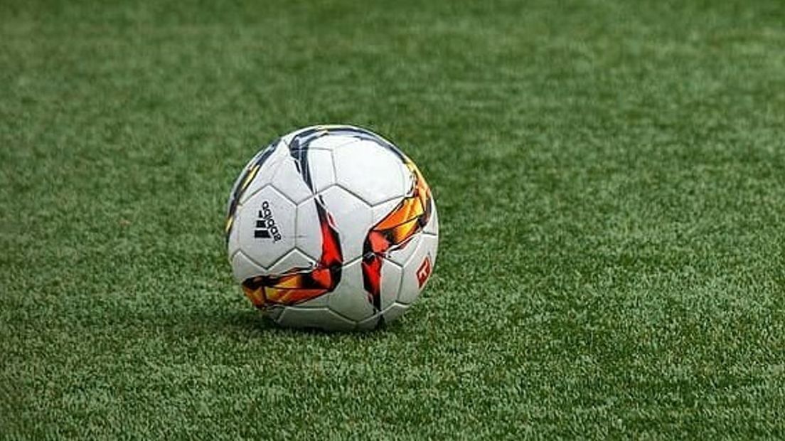 Voetbal op voetbalveld (stock)