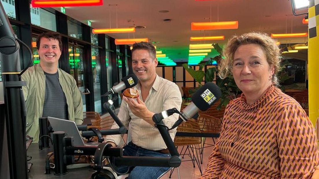 Robert (midden) en Mary (rechts) presenteren het gloednieuwe Torentaartje bij Bob Staat Op